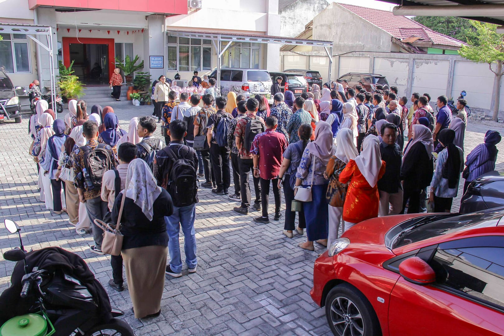 Tutup Rangkaian Lomba HUT RI ke-81, Kadis PMPTSP Sulteng Serahkan Hadiah Pemenang dan Perketat Aturan Kedisiplinan Pegawai.