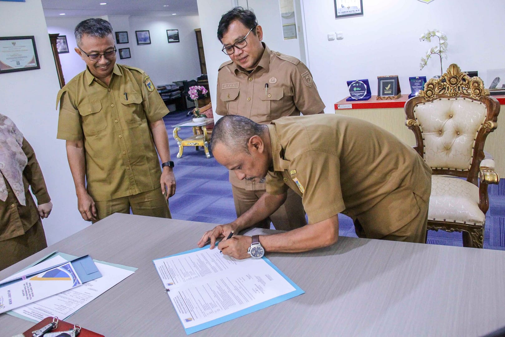 Sertijab Sekretaris DPMPTSP Prov. Sulteng. Kepala Dinas Tekankan Keberlanjutan Roda Organisasi dalam Suasana Haru dan Kekeluargaan.