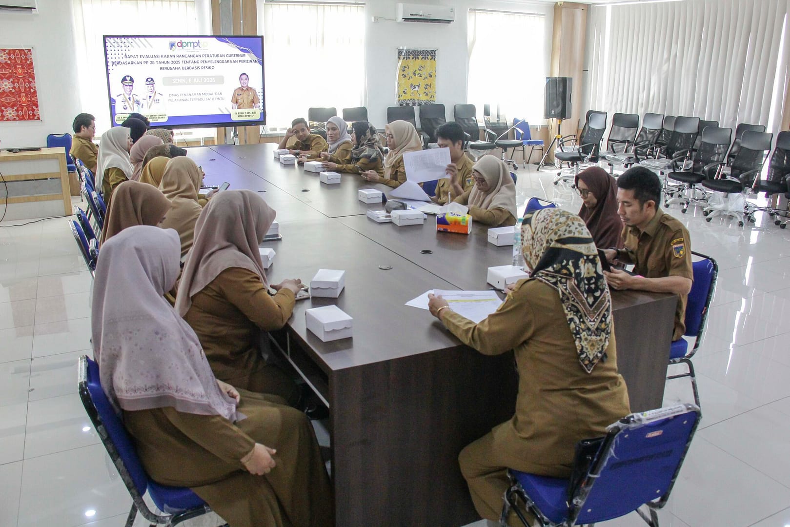 Guna Wujudkan Layanan Efektif, DPMPTSP Sulteng Selaraskan Rapergub Pendelegasian Perizinan Bersama Biro Hukum.